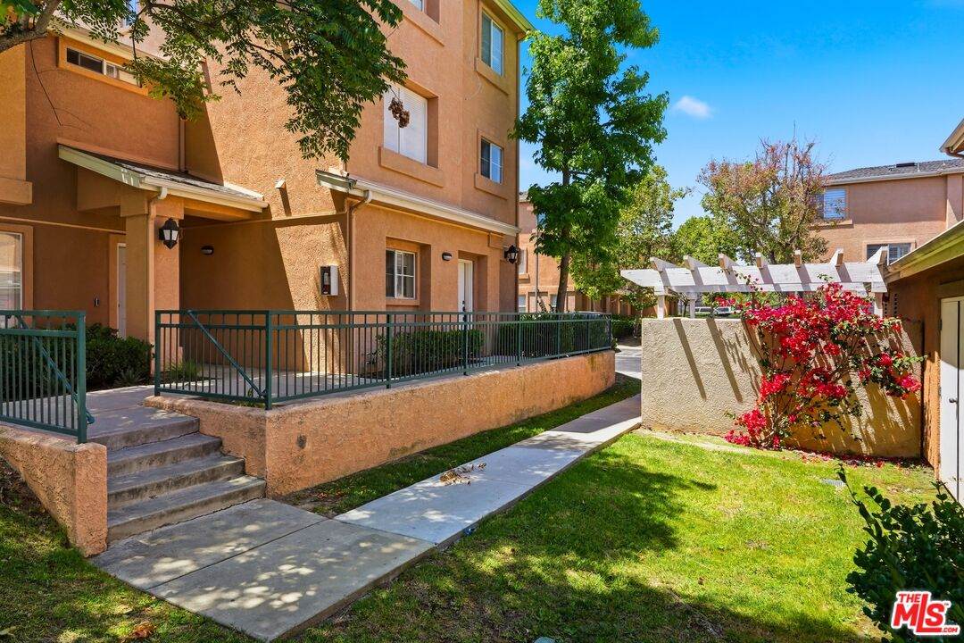 1050 Harbor Heights Dr - Photo 1