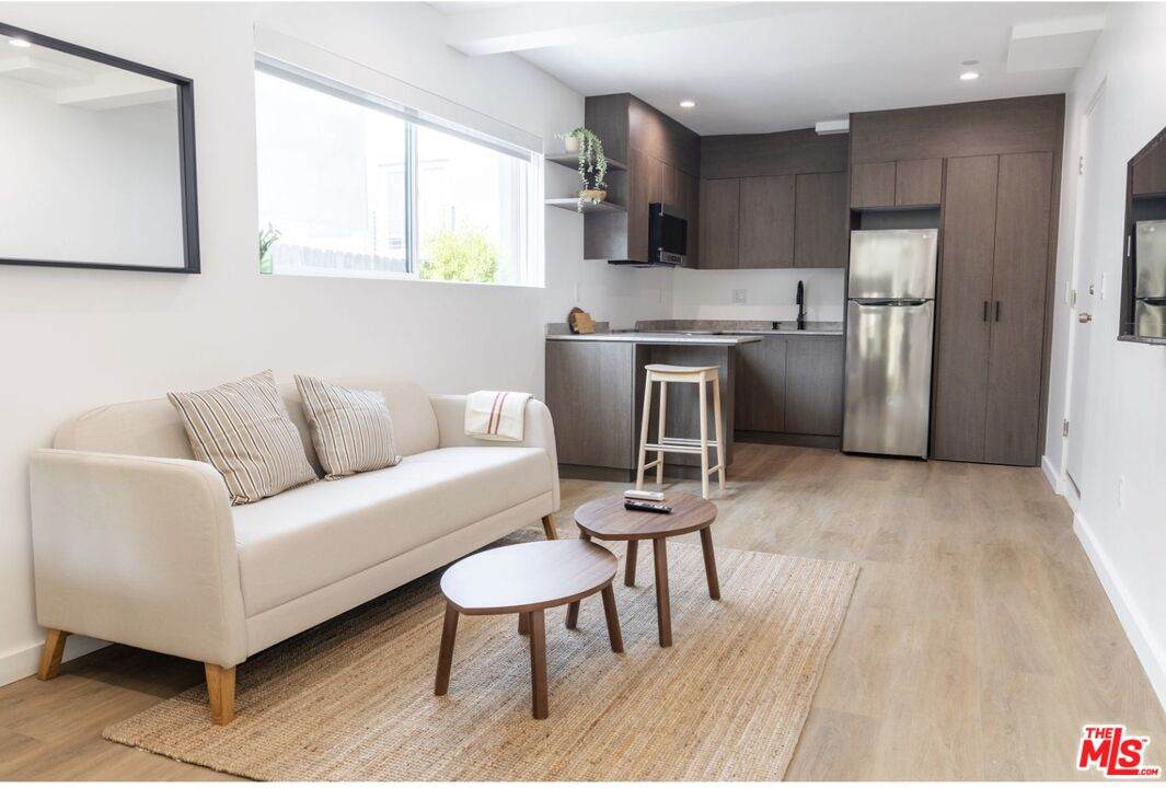 923 Mariposa Ave - Photo 1