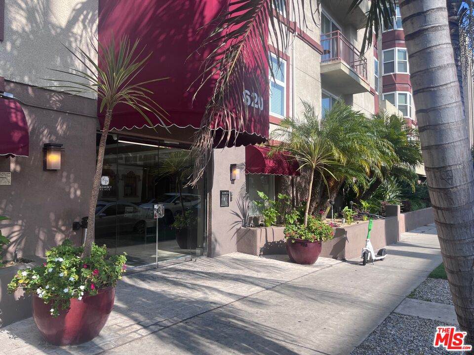 620 Gramercy Pl - Photo 1