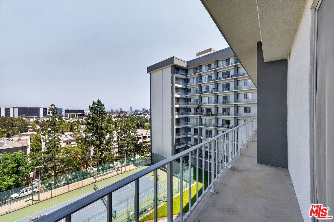 100 Doheny Dr - Photo 1