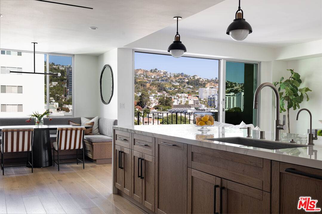818 Doheny Dr - Photo 1