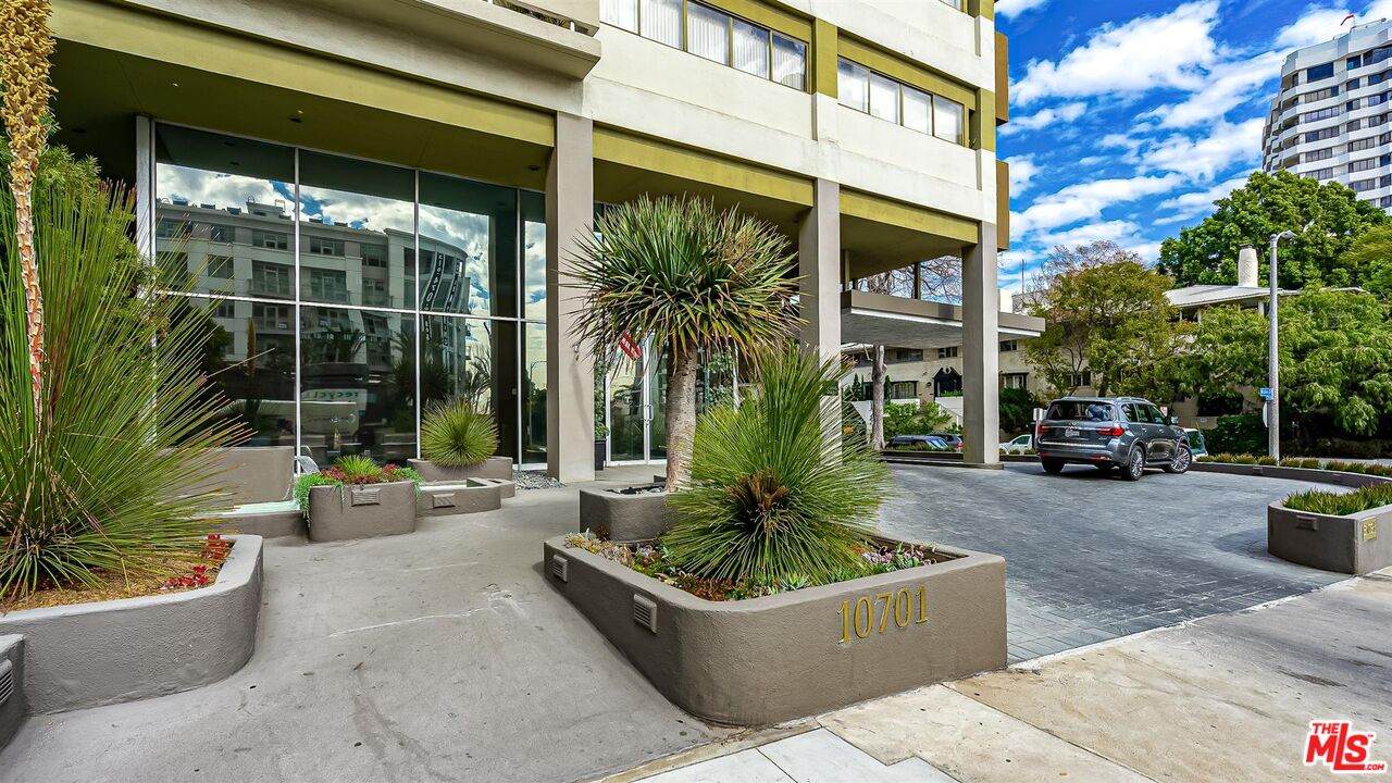 10701 Wilshire - Photo 1