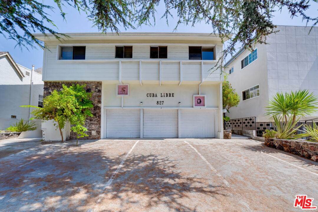 827 Lincoln Blvd - Photo 1