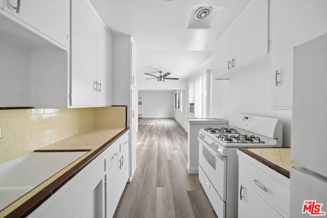 1027 Edinburgh Ave - Photo 1