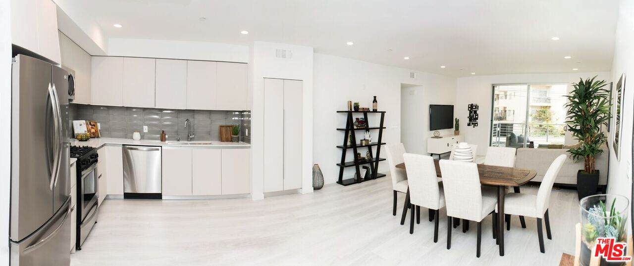 625 Barrington Ave - Photo 1
