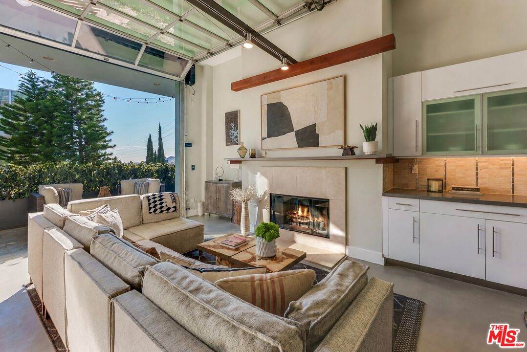 1152 La Cienega Blvd - Photo 1