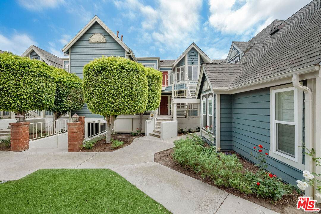 810 Baker St - Photo 1