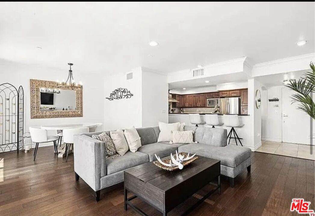 1621 Barry Ave - Photo 1