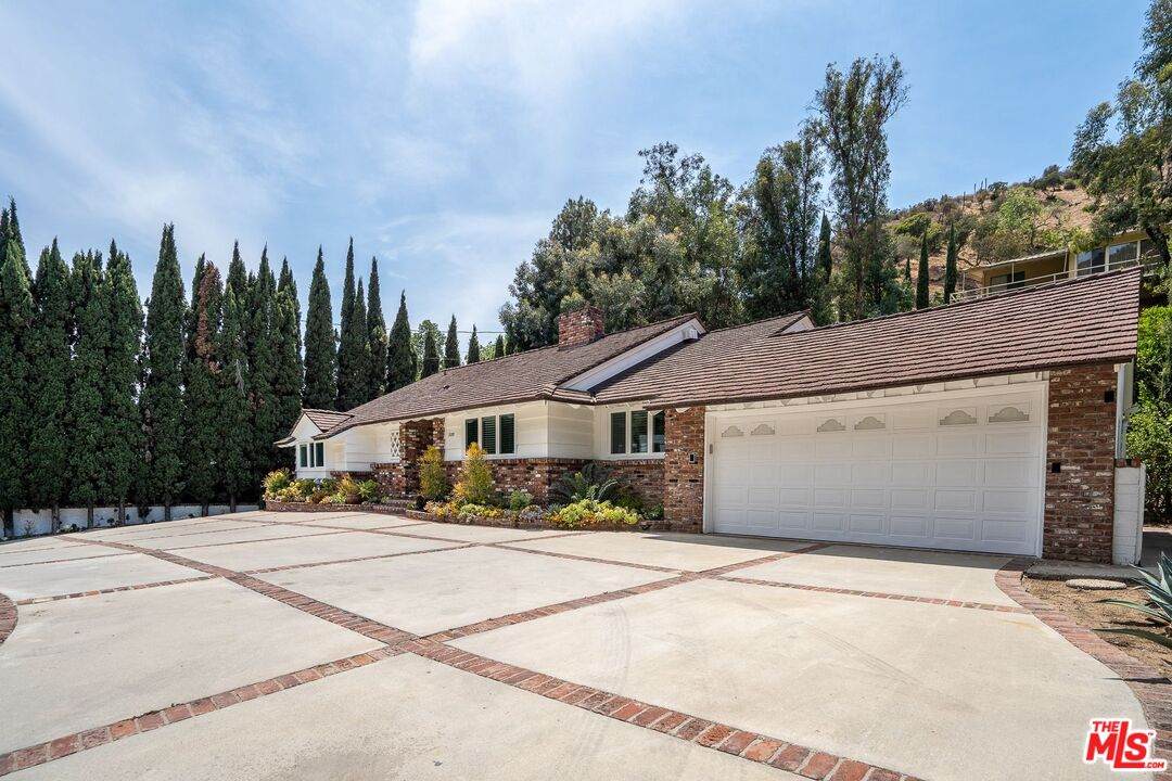 2201 Coldwater Canyon Dr - Photo 1