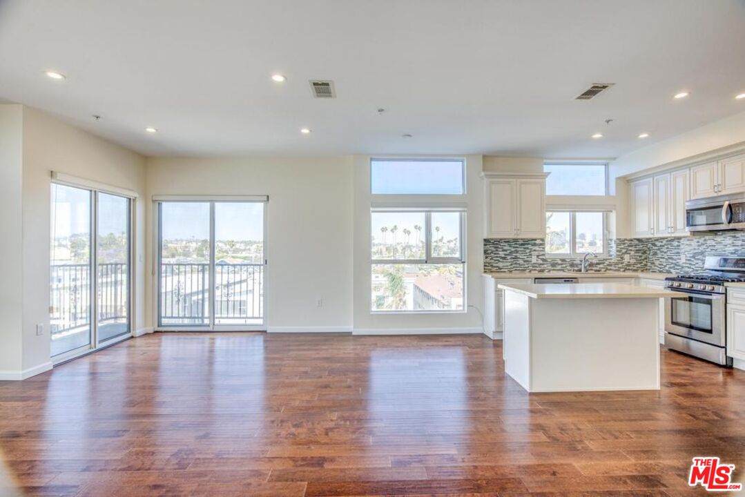 155 Oxford Ave - Photo 1