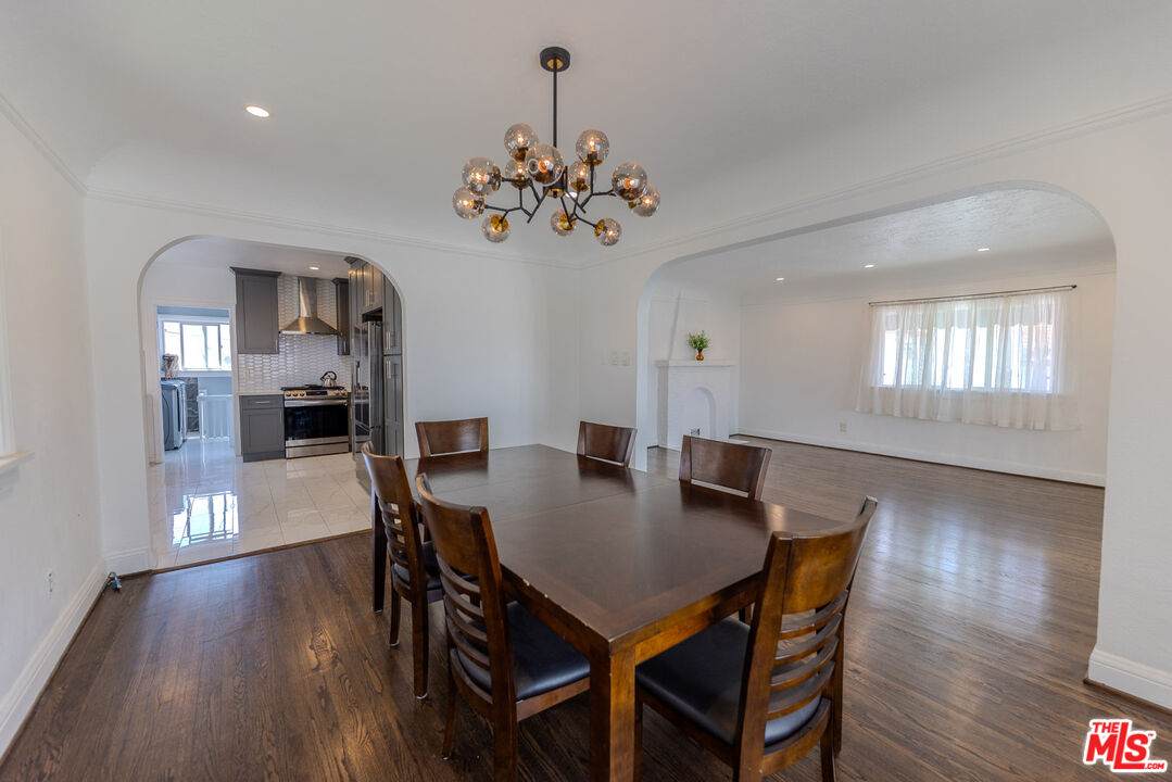 1067 Sycamore Ave - Photo 1