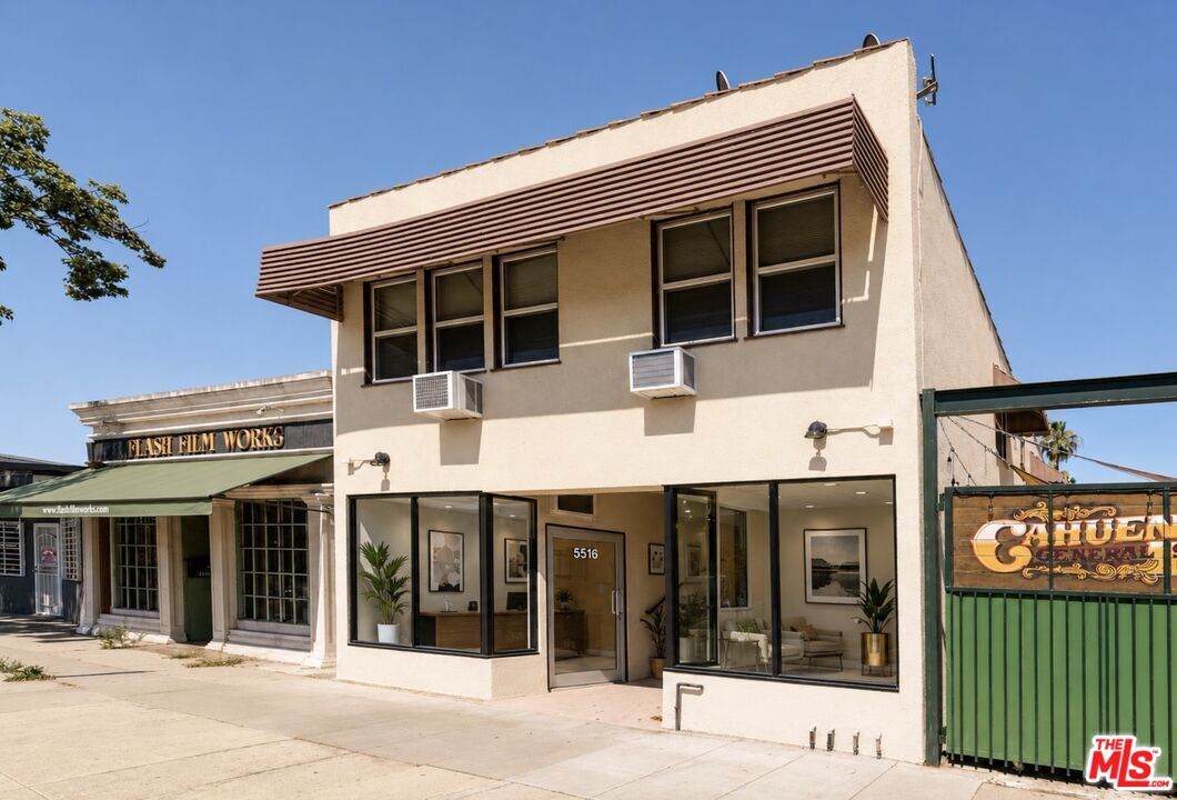 5516-1/2 Cahuenga Blvd - Photo 1