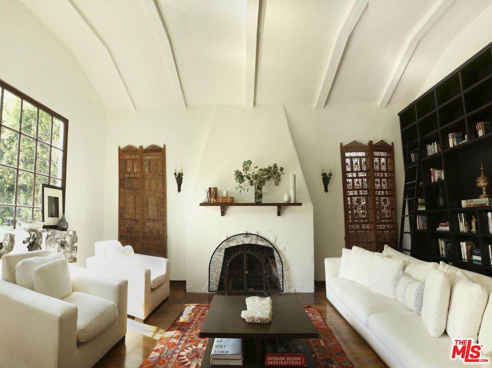146 La Peer Dr - Photo 1