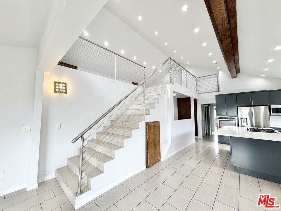 624-1/2 Benton Way - Photo 1