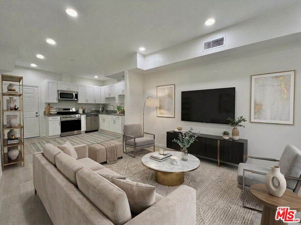 1409 Hobart Blvd - Photo 1