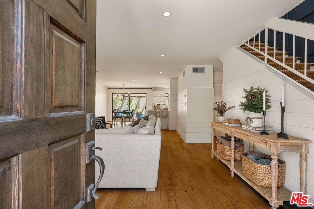 812 16th St - Photo 1