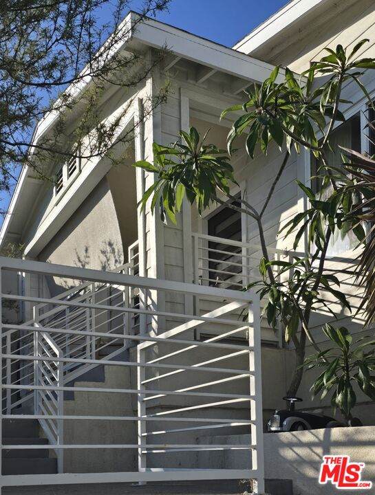 919 Isabel St - Photo 1