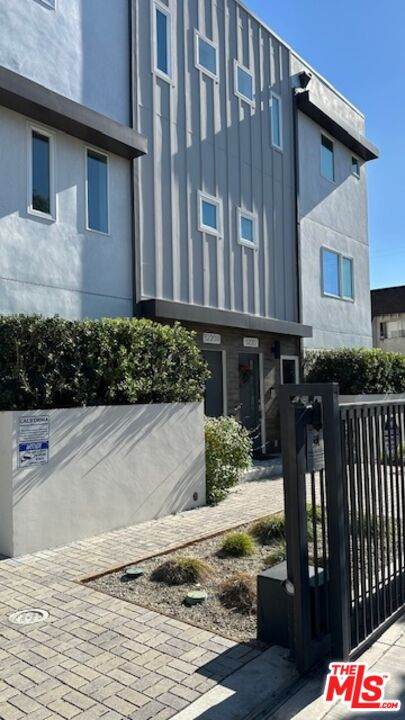 5226 Satsuma Ave - Photo 1