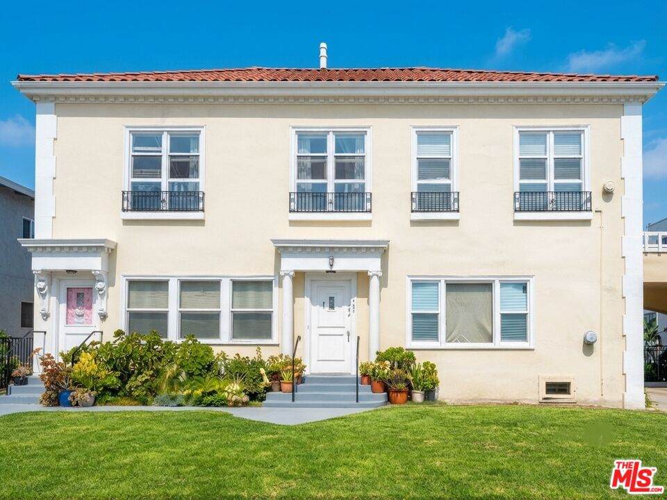 460 Manhattan Pl - Photo 1