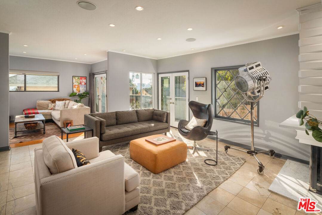 1133 Clark St - Photo 1