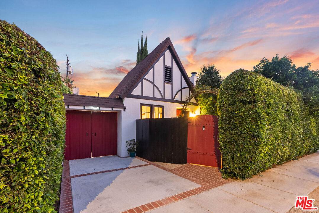 8818 Rosewood Ave - Photo 1