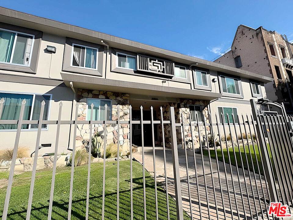 228 Mariposa Ave - Photo 1