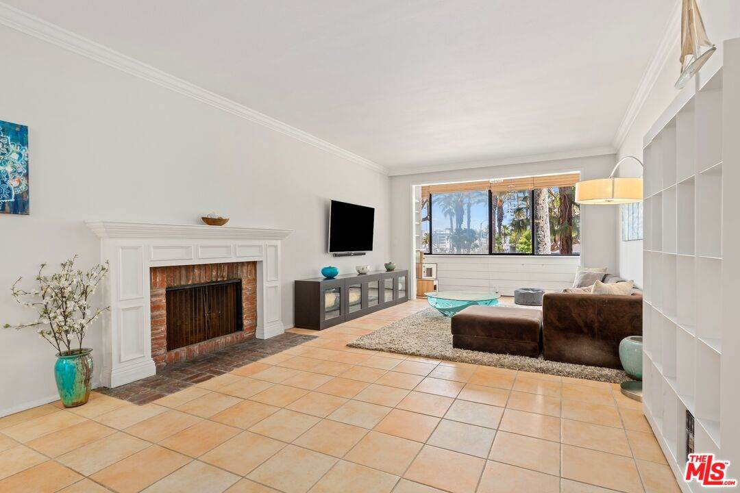 310 Tahiti Way - Photo 1