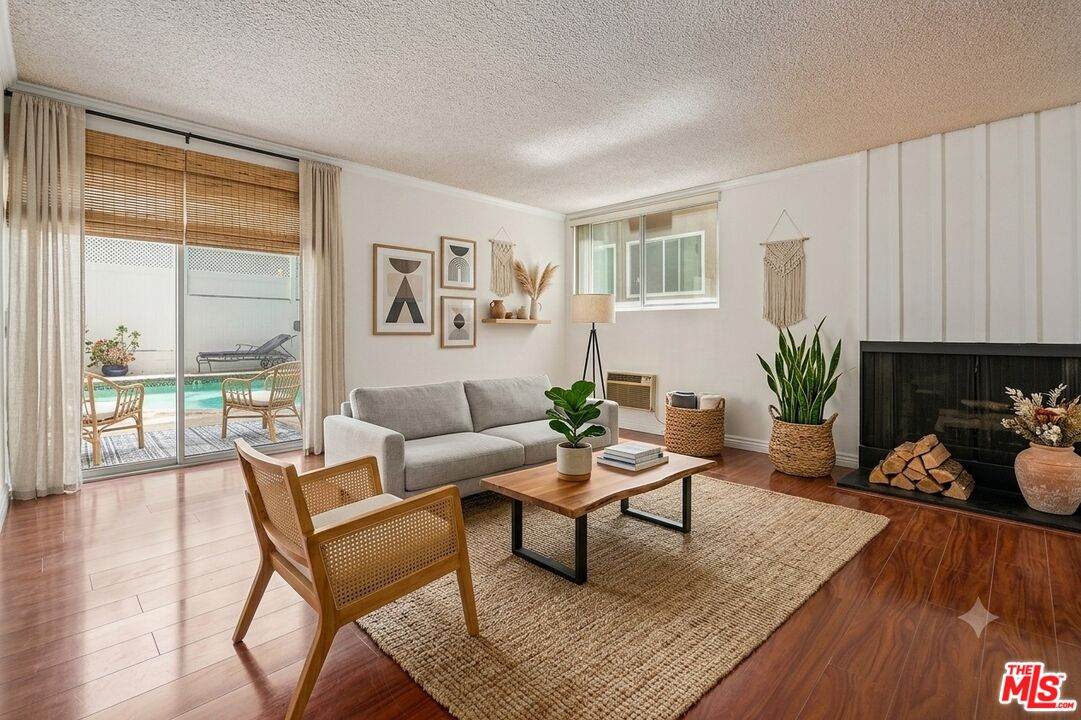 530 Barrington Ave - Photo 1