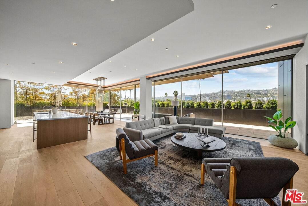 8899 Beverly Blvd - Photo 1