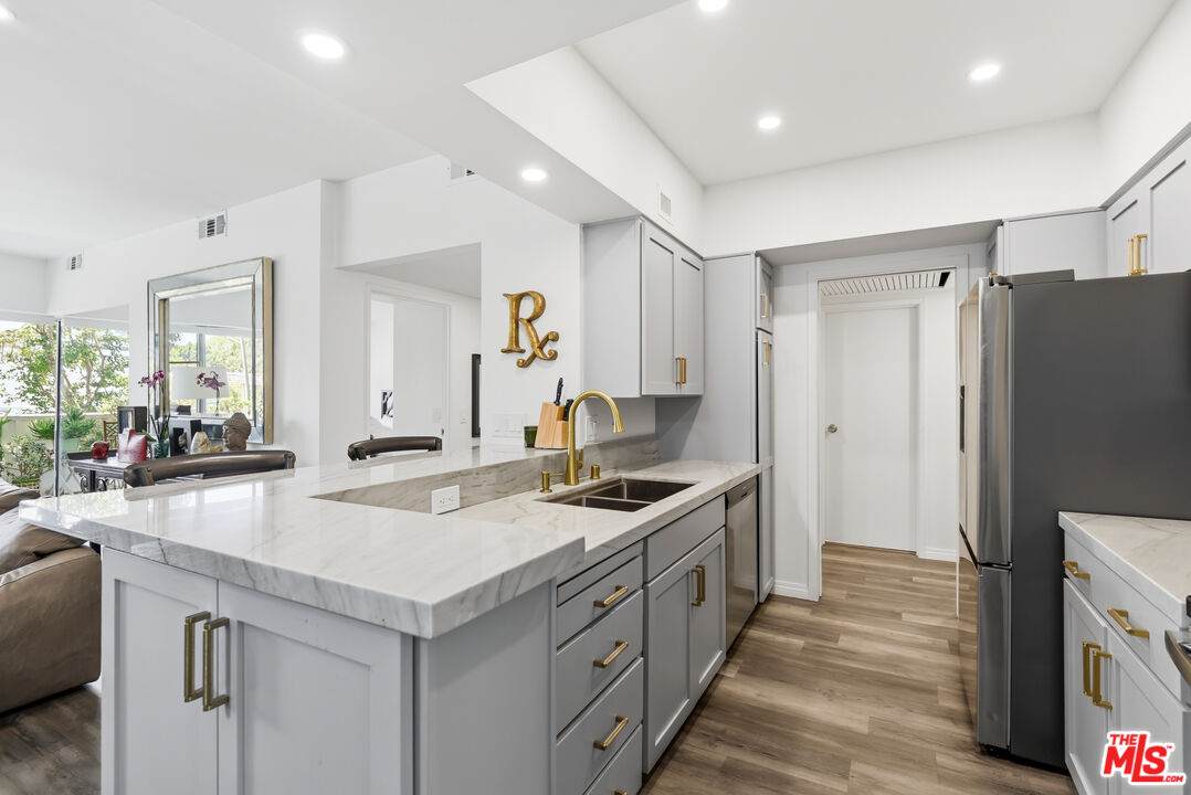 7135 Hollywood Blvd - Photo 1