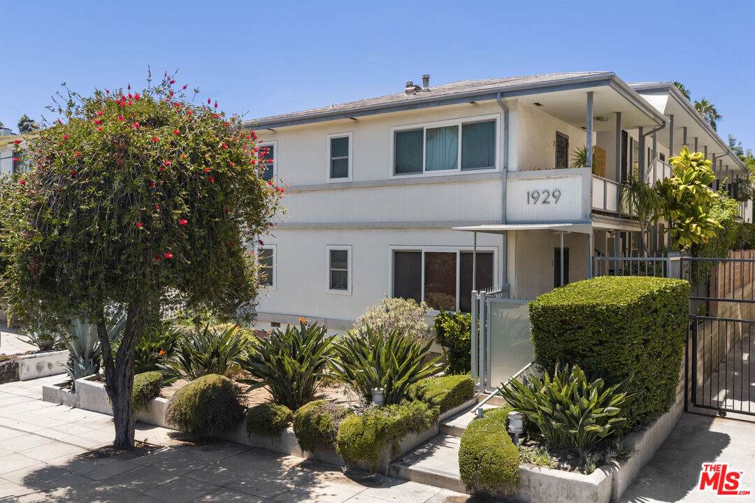 1929 Tamarind Ave - Photo 1
