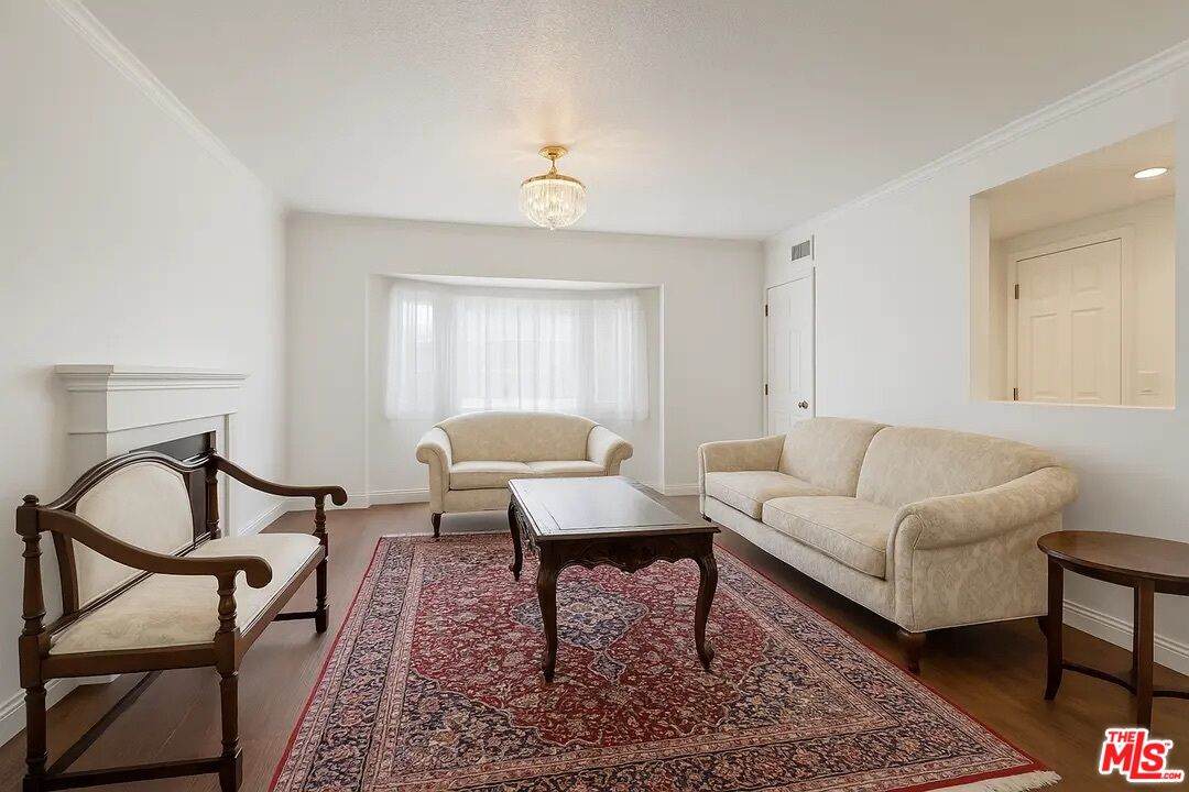21620 Burbank Blvd - Photo 1