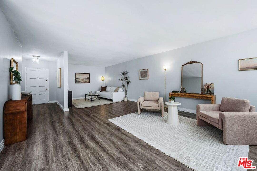 530 Barrington Ave - Photo 1