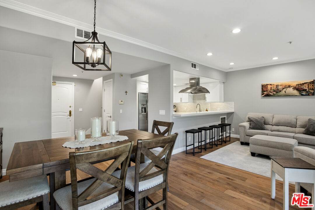 1426 Laurel Ave - Photo 1