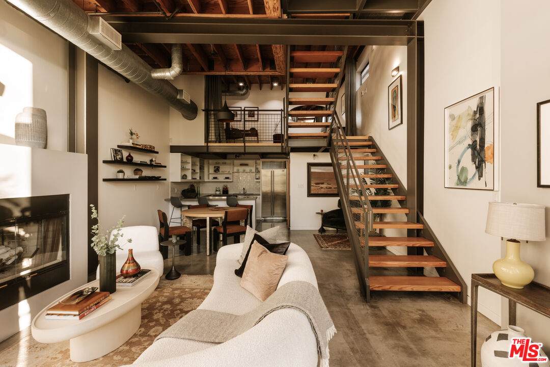 208 Venice Blvd - Photo 1