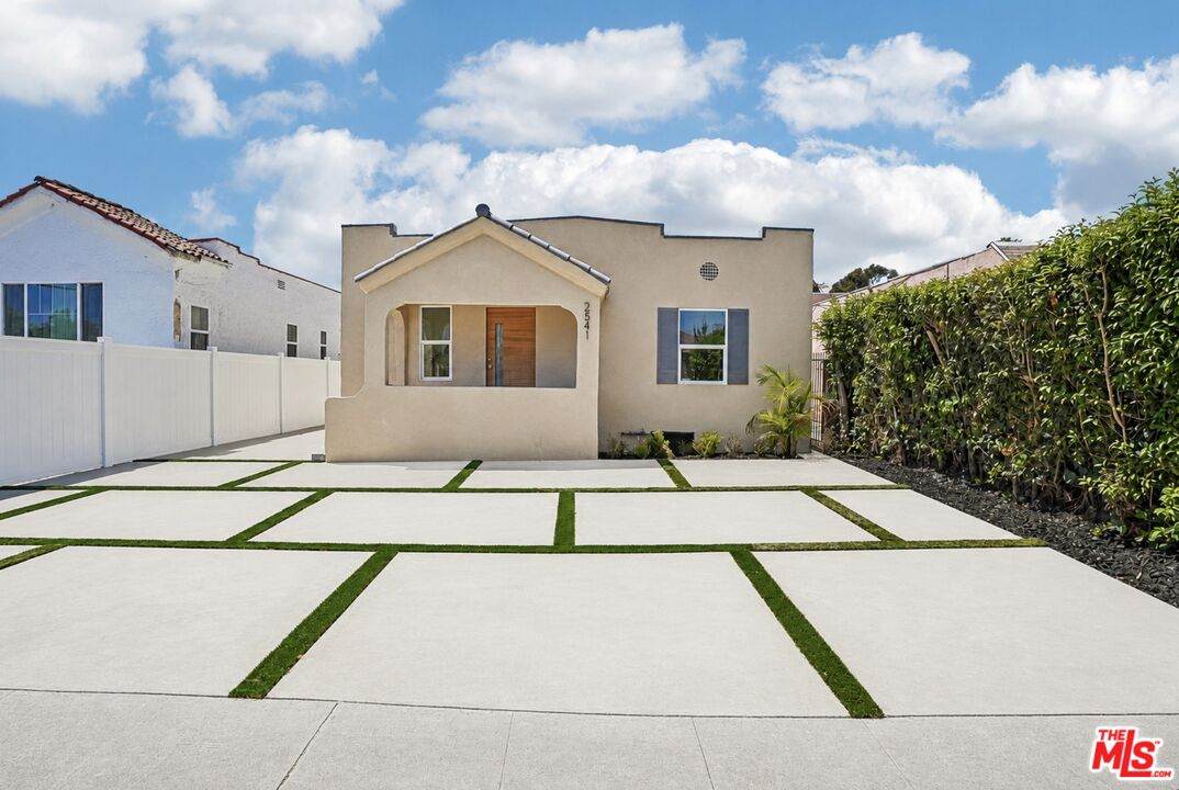 2541 Carmona Ave - Photo 1
