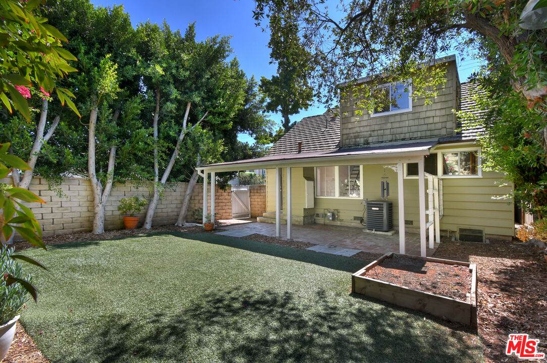 14335 Magnolia Blvd - Photo 1
