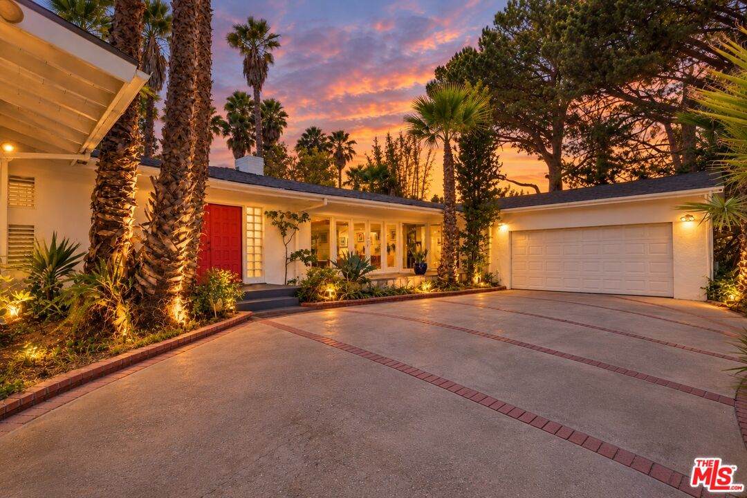 8364 Mulholland Dr - Photo 1