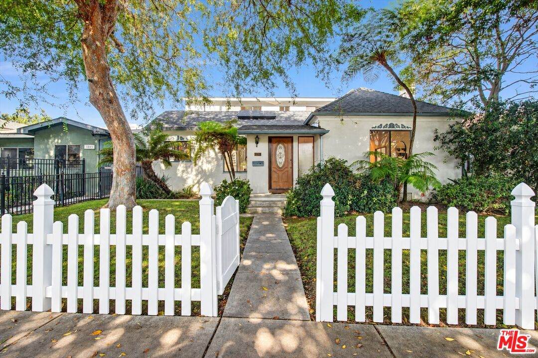 1013 Bay St - Photo 1