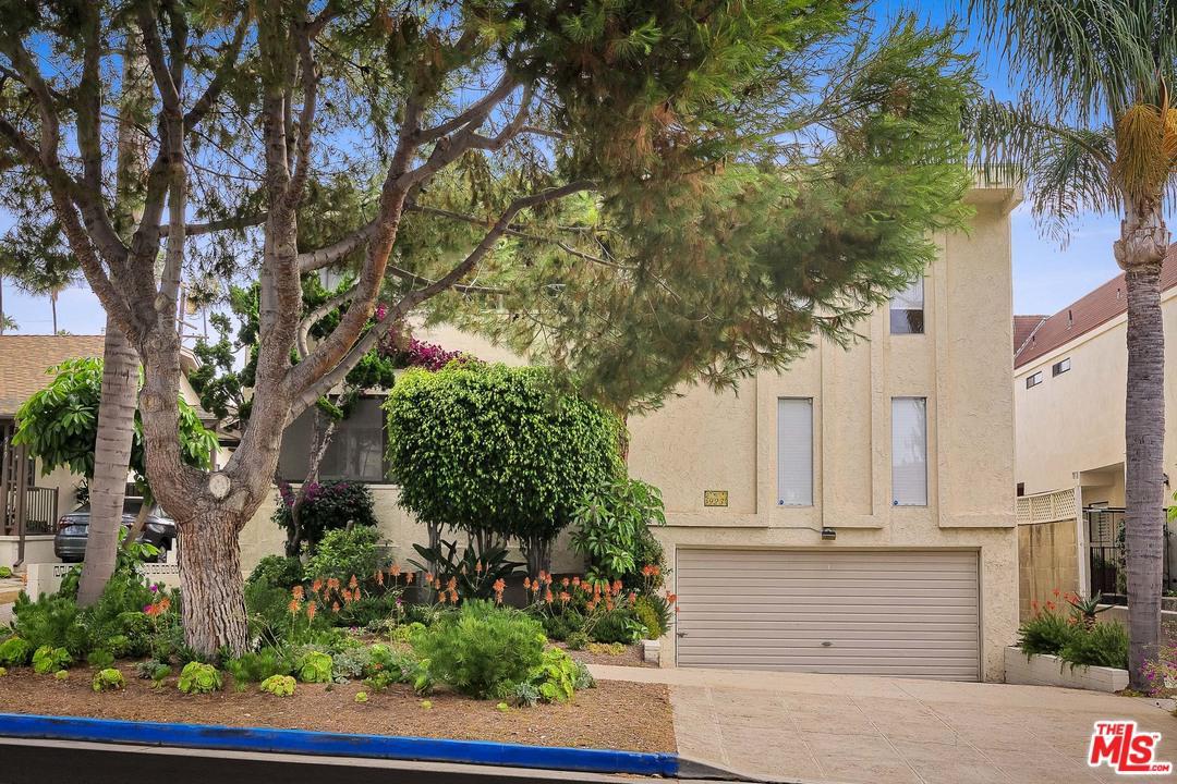 923 17TH Street - Photo 1