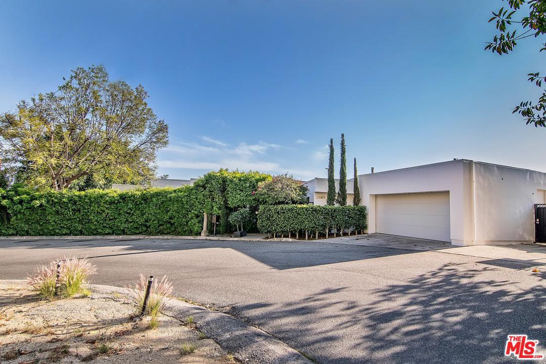 2001 Sunset Plaza Drive - Photo 1