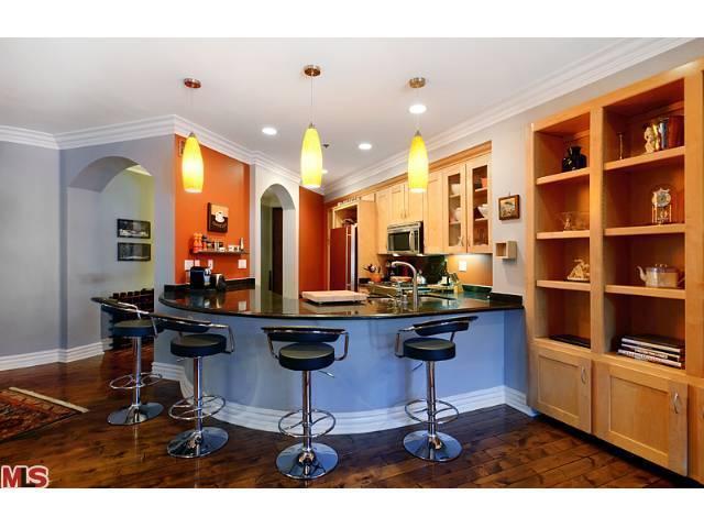 850 N Croft Avenue #204, Los Angeles (City), CA 90069 (#13646883) :: TBG Homes - Keller Williams