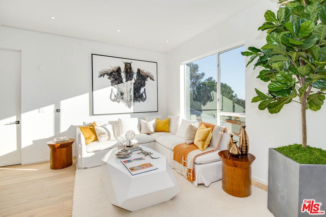 1030 Kings Road - Photo 1