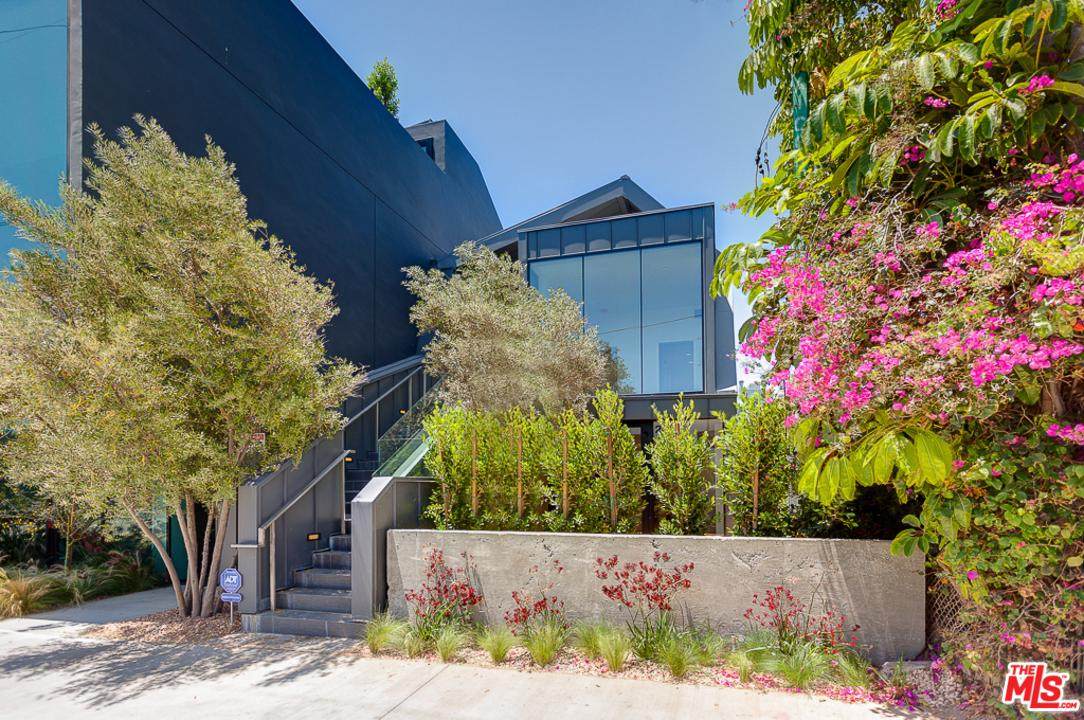 209 Hollister Ave - Photo 1