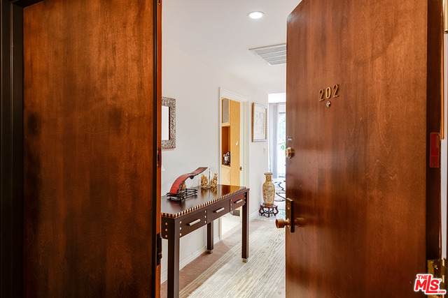 120 Doheny Dr - Photo 1