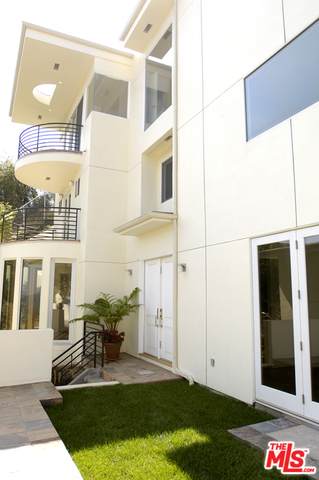 9027 Wonderland Ave - Photo 1