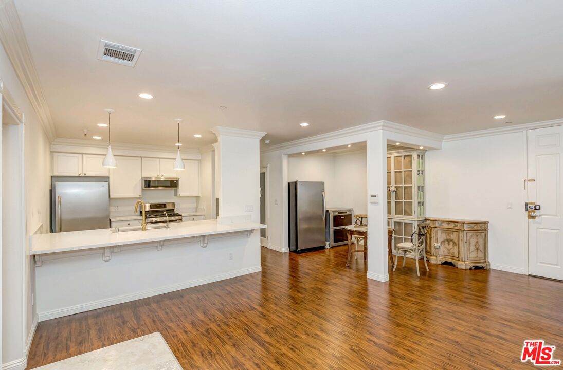 1049 Hobart Blvd - Photo 1