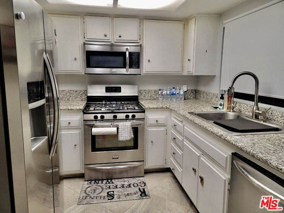 208 Olive Ave - Photo 1