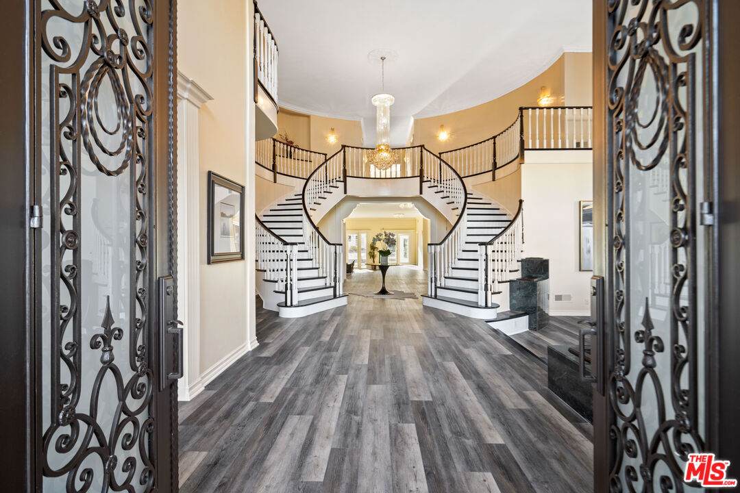 5035 Amestoy Ave - Photo 1