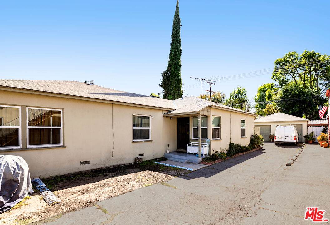 4909 Cahuenga Blvd - Photo 1